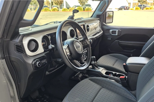 PRÊT À CONDUIRE - VÉHICULE D'OCCASION À VOLANT À GAUCHE |   Conduite à droite |   13000 MILES 2021 JEEP WRANGLER SPORT S ISLANDER EDITION - Product Image 4