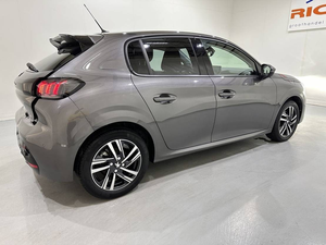 Peugeot Boxer 208 d'occasion 2024, 5 places, transmission automatique, phares LED, pneus R17, conduite à gauche, utilitaire sport - Product Image 5
