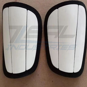 Espinilleras de fútbol, material pp y almohadillas eva, logotipos personalizados impresos, espinilleras de fútbol hechas en paquistaní - Product Image 1