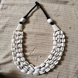 Collares y gargantillas de concha de mar de cauri natural hechos a medida con concha de mar de cauri real - Product Image 1