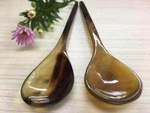 Cuillère de service à manche court en corne naturelle de haute qualité, plaquée or, écologique, pour utilisation au restaurant - Product Image 3