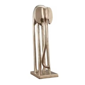 Figurine humaine en métal doré avec base noire, décoration de table artistique moderne, centre de table design, accent unique pour la maison - Product Image 5