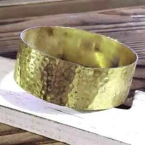 Brazalete de Latón Chapado en Oro con Hebilla Abierta, Textura Geométrica Irregular con Arrugas, para Mujer, Regalo de Boda, Joyería de Boutique - Product Image 4