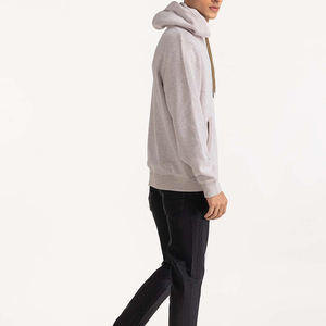 Sudadera gris claro hecha con 100% algodón polar que proporciona una sensación suave y cálida y un ajuste relajado para comodidad y estilo diarios. - Product Image 5