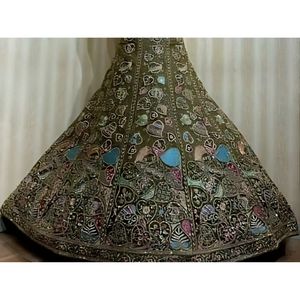 Broderie et paillettes complexes richement embellies Net Lehenga pour les célébrations de mariage en gros et pas cher - Product Image 4