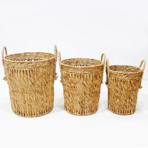 Panier de rangement rond rustique Artex Dong Thap en jacinthe d'eau, tressé à la main, écologique, avec poignées - Product Image 1