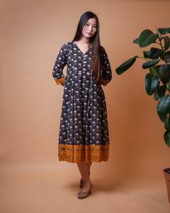 Robe Amayi faite à la main, longueur mollet, imprimé en bloc, imprimé floral Ikat, bohème, pur coton, mode éthique - Product Image 1