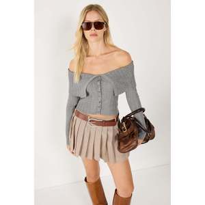 Suéter de Punto con Hombros Descubiertos y Detalle de Lazo, Transpirable, Informal, para Mujer, Otoño/Invierno, con Logotipo Estampado en la Parte Delantera - Product Image 3