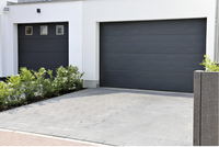 Porte de garage sectionnelle contemporaine Tradivas TRD4 de haute qualité, compatible avec les niveleurs de quai et le système d'interverrouillage automatisé