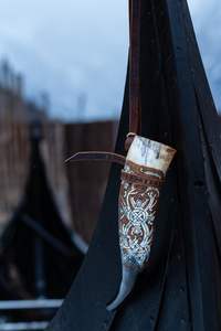 Taza de cerámica de cuerno vikingo festivo hecho a mano para hidromiel y cerveza para fiestas navideñas y alegrías navideñas - Product Image 4