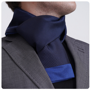 Écharpe tricotée bleu marine exclusive Exve avec pois bleus, design classique double face AE3469 - Product Image 1
