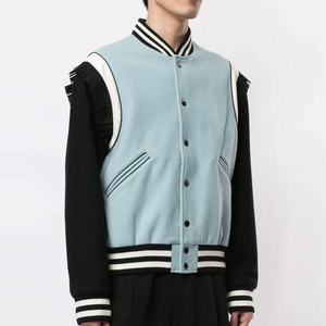Chaqueta Varsity Azul Claro para Hombre con Mangas Negras y Detalles Deshilachados, Estilo Preppy, Cuello Camisero, Corte Regular, para Otoño - Product Image 4