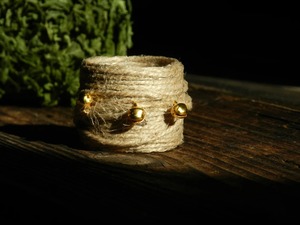 Belle serviette en jute avec accent de perles dorées pour un style de table festif et une présentation de table élégante en provenance d'Inde - Product Image 3