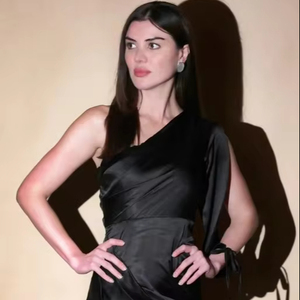 Vestido elegante de satén negro con un solo hombro descubierto, sin mangas, estilo imperio, largo hasta la rodilla, sexy, con sujetador incorporado - Product Image 1