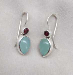 Pendientes Colgantes de Calcedonia Acuática y Granate, Plata de Ley 925, Joyería con Piedras Preciosas, Pendientes Minimalistas Hechos a Mano - Product Image 4
