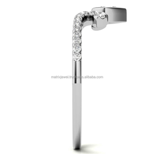 Eleva tu estilo con un anillo de diseñador con piedra central en engaste biselado, con diamante moissanita de corte pera rodeado por piedras redondas. - Product Image 6