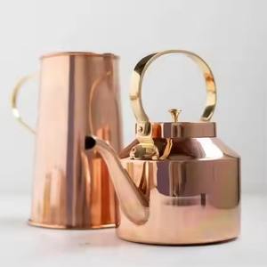 Tetera de cobre artesanal tradicional para hervir agua o preparar té con pico y mango para un vertido fácil - Product Image 6