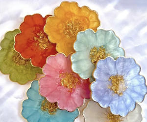 Juego de posavasos de resina blanca natural Diseño de nácar de lujo Forma redonda a granel para servir bebidas o recuerdos - Product Image 3