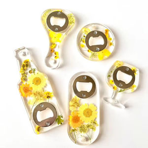 Abrebotellas de resina hecho a mano con ilustraciones complejas, perfecto para regalos personalizados y celebraciones de ocasiones especiales en casa - Product Image 1