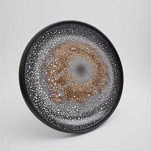 Assiette de présentation en résine marbrée vintage avec tourbillons beiges antiques et texture polie à la main pour un style de table européen classique - Product Image 5