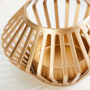 Ensemble de bougeoirs en métal de conception antique finition votive dorée pièce maîtresse de table de Noël vente de 4 pièces - Product Image 4