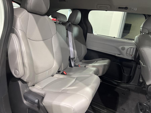 Toyota Sienna XLE 2024 d'occasion, 7 places, hybride, traction avant, automatique, sièges en cuir, démarrage à distance, Bluetooth, régulateur de vitesse adaptatif, jantes en alliage léger - Product Image 3