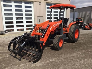 รถแทรกเตอร์คูโบต้า M62 ปี 2018 แบบแบคโฮ สำหรับงานเกษตร ขับเคลื่อน 4 ล้อ เครื่องยนต์ดีเซล ออกแบบมาเพื่อรองรับงานกลางแจ้งที่ต้องการความทนทานสูง - Product Image 2