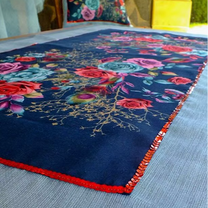 Juego de Mantel Azul Cielo Hecho a Mano con Camino de Mesa Floral y Fundas de Cojín para Decoración del Hogar - Product Image 1