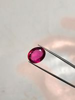 Pierre précieuse ovale à facettes en rubellite naturelle