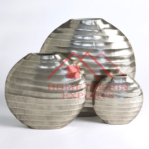 Vase de table en métal, design dernier cri, en aluminium coulé - Product Image 6
