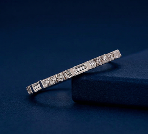 Anillo de Diamantes Cultivados en Laboratorio de Oro de 14K, Anillo de Boda Minimalista, Anillo Apilable con Diamantes Redondos y Baguette - Product Image 2