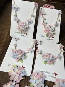 Boucles d'oreilles pendantes en crochet Hortensia, Bijoux Joyas, Amulette Amigurumi, Bracelet et Collier faits main pour mariage - Product Image 2