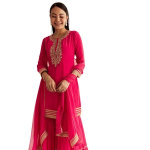 ชุดเครปสีชมพูพร้อม zardosi และเลื่อม dupatta สำหรับงานแต่งงานงานเลี้ยงฉลองและงานเฉลิมฉลองทางวัฒนธรรมแบบดั้งเดิม - Product Image 3