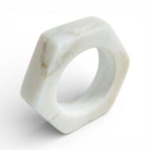 Anneaux de serviette en marbre blanc de coupe ronde moderne, finition mate douce, pour un style de table haut de gamme, unique - Product Image 3