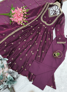 Traje Anarkali de Georgette Morado Premium de Unity Luxure con Dupatta, Conjunto Festivo y de Boda con Bordado Intenso - Product Image 5