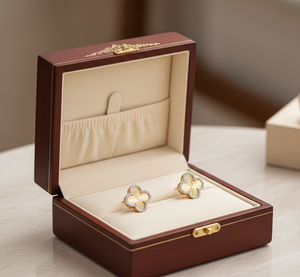 Pendientes de Alta Calidad con Borde de Diamantes Pavé y Diseño de Trébol de Cuatro Hojas - Product Image 3