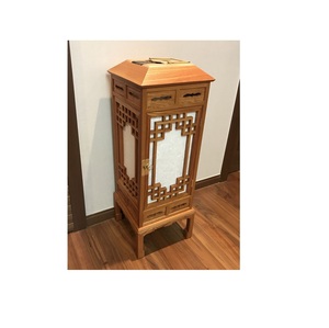 Linterna de marco de madera de decoración navideña para el hogar sostenible moderna con parte superior metálica Otros portavelas y tarros de velas - Product Image 1