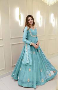 Un lujoso conjunto de vestido de dos piezas de georgette con elaborado bordado de lentejuelas y dupatta a juego para ocasiones de fiesta modernas. - Product Image 5