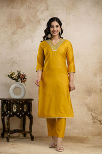 Ensemble Kurta en rayonne à la vente, avec dupatta imprimé floral, pour les occasions de mariage, les occasions de fête, robe traditionnelle - Product Image 2