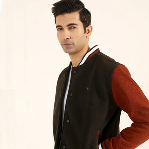 Veste universitaire en laine personnalisée pour hommes, manches en cuir, uni vert et jaune, veste de baseball varsity - Product Image 4