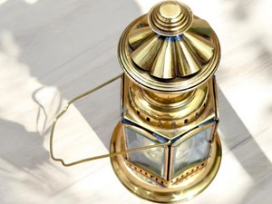 Petite lanterne de style vintage, idéale pour offrir en cadeau, pour les fêtes de pendaison de crémaillère, les hôtels, les restaurants et l'utilisation quotidienne en cuisine, en provenance d'Inde - Product Image 6