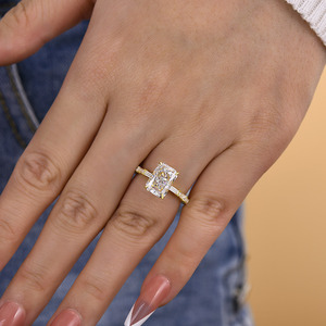 Bague en or jaune plaqué avec pierre centrale en CZ taille radiant 7x9 mm et pierres latérales en baguette effilées, bijoux de fiançailles - Product Image 4