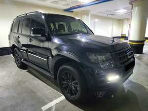 PAJERO 3.8L V6 2024 Usado, Volante a la Derecha, Diésel, Asientos de Cuero, Neumáticos R17, Automático, Euro IV, Techo Panorámico - Product Image 4