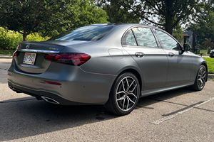 Véhicule d'occasion de luxe 2023 à vendre : Berline AWD, 11 000 miles, moteur turbo 6 cylindres, performances premium, finition mate, intérieur cuir foncé, jantes R18 - Product Image 2