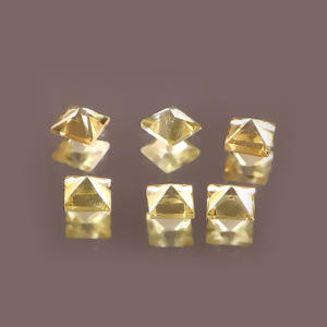 Saphir Jaune Clair de Laboratoire 20mm Taille Carrée Facettée Calibrée Pierre Précieuse Certifiée pour Fabrication de Bijoux Vente en Gros - Product Image 3