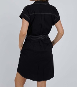 Robe en coton grande taille avec col boutonné fonctionnel, décolleté en V, manches courtes intégrées, ceinture à nouer, design sexy et tendance - Product Image 2