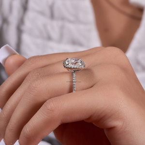 Anillo de compromiso de moissanita con corte de cojín de 3,65 quilates con halo oculto, anillo de declaración delicado pero audaz de lujo con cojín alargado para ella - Product Image 3