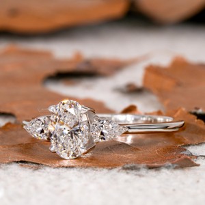 Nouvelle Arrivée Bague de Fiançailles Personnalisée en Or Blanc avec Diamant de Laboratoire Certifié IGI, Taille Brillant Ovale et Poire, Sertissage à Griffes Supérieures, Vente en Gros - Product Image 2