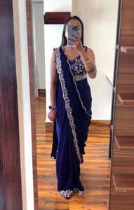 Chemisier brodé en tissu chinon lourd Saree prêt-à-porter pour les mariages et les fêtes Occasion spéciale Prix de gros - Product Image 6