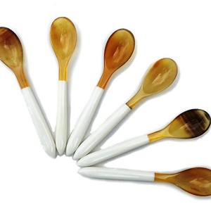 Juego de Cubiertos de Resina con Forma de Aguja y Cuerno, Servidor de Ensaladas de Madera Natural con 2 Espátulas, Utensilios Hechos a Mano Sostenibles - Product Image 1